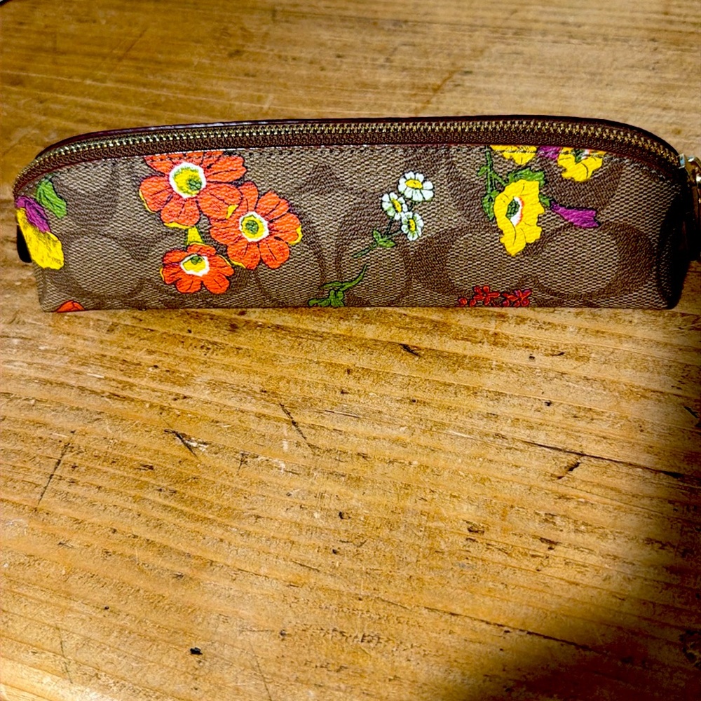 🎀 Coach floral pencil case